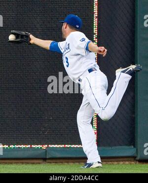 KEIN FILM, KEIN VIDEO, KEIN Fernsehen, KEINE DOKUMENTATION - Kansas City Royals Center Fielder David DeJesus macht einen Schneekegel fangen auf der Houston Astros' Michael Bourn im fünften Inning während des MLB Baseball-Spiel im Kauffman Stadium in Kansas City Missouri, USA am 17. Juni 2010. Kansas City Royals gewann 15:7. Foto von John Sleezer/MCT/ABACAPRESS.COM Stockfoto