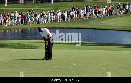 KEIN FILM, KEIN VIDEO, KEIN Fernsehen, KEINE DOKUMENTATION - US's Tiger Woods putts on the 18. Green during the Opening round of the AT&T National Golf Turnier at Aronimink Golf Club in Newton Square, Pennsylvania, USA on July 1, 2010. Foto von Laurence Kesterson/MCT/Cameleon/ABACAPRESS.COM Stockfoto