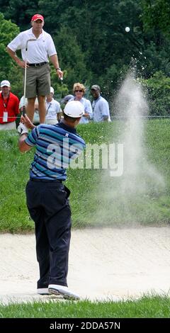 KEIN FILM, KEIN VIDEO, KEIN Fernsehen, KEINE DOKUMENTATION - Tiger Woods spielt eine Sandaufnahme auf dem 4. Loch während einer Übungsrunde vor dem AT&T National im Aronimink Golf Club in Newton Square, PA, USA am 29. Juni 2010. Foto von Steven M. Falk/Philadelphia Inquirer/MCT/Cameleon/ABACAPRESS.COM Stockfoto