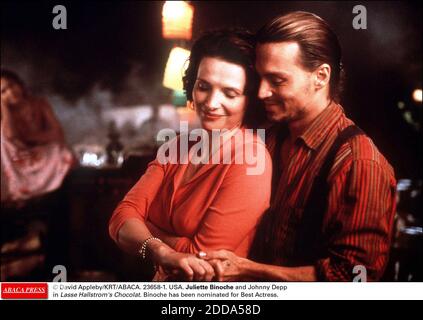 KEIN FILM, KEIN VIDEO, KEIN TV, KEIN DOKUMENTARFILM - © DAVID APPLEBY/KRT/ABACA. 23658-1. USA. Juliette Binoche und Johnny Depp in Lasse Hallstroms Chocolat. Binoche wurde für die Beste Darstellerin nominiert. Stockfoto