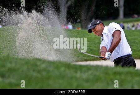 KEIN FILM, KEIN VIDEO, KEIN Fernsehen, KEINE DOKUMENTATION - US's Tiger Woods blast den Ball aus dem Sand auf dem 2. Loch während der Eröffnungsrunde des AT&T National Golf Turniers im Aronimink Golf Club in Newton Square, Pennsylvania, USA am 1. Juli 2010. Foto von Steven M. Falk/MCT/Cameleon/ABACAPRESS.COM Stockfoto