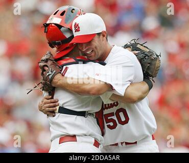 KEIN FILM, KEIN VIDEO, KEIN TV, KEINE DOKUMENTATION - St. Louis Cardinals Startpitcher Adam Wainwright, rechts, umarmt Catcher Yadier Molina, nachdem er während des MLB Baseball-Spiels ein komplettes Pitching, St. Louis Cardinals gegen Milwaukee Brewers im Busch Stadium in Saint Louis, Missouri, USA am 4. Juli 2010. Die St. Louis Cardinals gewannen 7:1. Foto von Chris Lee/MCT/ABACAPRESS.COM Stockfoto