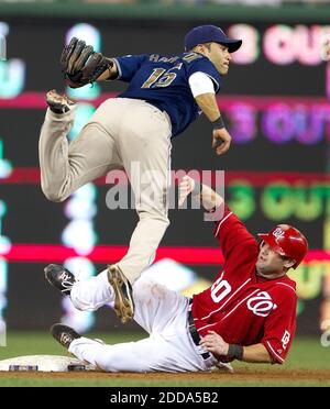 KEIN FILM, KEIN VIDEO, KEIN Fernsehen, KEINE DOKUMENTATION - Adam Kennedy (20) von Washington Nationals ist eine zweite Basis, da Jerry Hairston Jr. (15) von San Diego Padres den Wurf zur ersten Basis für ein Doppelspiel während des 9. Inning während des MLB-Baseballspiels beendet. Washington Nationals gegen San Diego Padres im Nationals Park in Washington, USA am 8. Juli 2010. San Diego gewann 7:1. Foto von Harry E. Walker/MCT/ABACAPRESS.COM Stockfoto