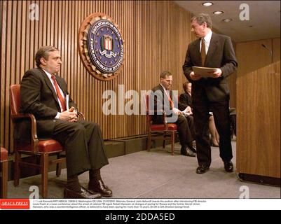 KEIN FILM, KEIN VIDEO, KEIN TV, KEIN DOKUMENTARFILM - © CHUCK KENNEDY/KRT/ABACA. 23839-6. Washington-DC-USA, 21/02/2001. Generalstaatsanwalt John Ashcroft verlässt das Podium, nachdem er FBI-Direktor Louis Freeh auf einer Pressekonferenz über die Verhaftung des langjährigen FBI-Agenten Robert Hanssen wegen Spionage vorgestellt hatte Stockfoto