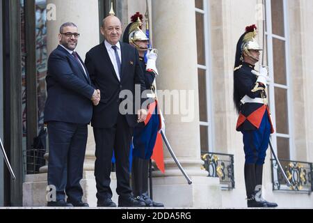 Der französische Außenminister Jean-Yves Le Drian (R) begrüßt am 29. Mai 2018 den Präsidenten des Hohen Staatsrats von Libyen, Khaled Mechri, im Elysée-Palast in Paris. Foto von Eliot Blondt/ABACAPRESS.COM Stockfoto