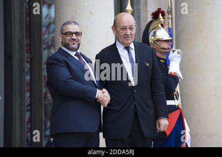 Der französische Außenminister Jean-Yves Le Drian (R) begrüßt am 29. Mai 2018 den Präsidenten des Hohen Staatsrats von Libyen, Khaled Mechri, im Elysée-Palast in Paris. Foto von Eliot Blondt/ABACAPRESS.COM Stockfoto