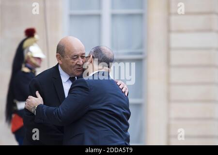 Der französische Außenminister Jean-Yves Le Drian (R) begrüßt am 29. Mai 2018 den Präsidenten des Hohen Staatsrats von Libyen, Khaled Mechri, im Elysée-Palast in Paris. Foto von Eliot Blondt/ABACAPRESS.COM Stockfoto