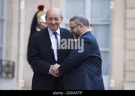 Der französische Außenminister Jean-Yves Le Drian (R) begrüßt am 29. Mai 2018 den Präsidenten des Hohen Staatsrats von Libyen, Khaled Mechri, im Elysée-Palast in Paris. Foto von Eliot Blondt/ABACAPRESS.COM Stockfoto