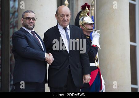 Der französische Außenminister Jean-Yves Le Drian (R) begrüßt am 29. Mai 2018 den Präsidenten des Hohen Staatsrats von Libyen, Khaled Mechri, im Elysée-Palast in Paris. Foto von Eliot Blondt/ABACAPRESS.COM Stockfoto