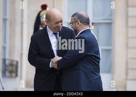 Der französische Außenminister Jean-Yves Le Drian (R) begrüßt am 29. Mai 2018 den Präsidenten des Hohen Staatsrats von Libyen, Khaled Mechri, im Elysée-Palast in Paris. Foto von Eliot Blondt/ABACAPRESS.COM Stockfoto