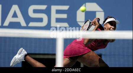 KEIN FILM, KEIN VIDEO, KEIN Fernsehen, KEIN DOKUMENTARFILM - Venus Williams trifft eine Rückhand gegen Shahar Peer in ihrem vierten Runde Spiel bei den U.S. Open in Flushing Meadows, NY, USA am 5. September 2010. Foto von J. Conrad Williams Jr./Newsday/MCT/Cameleon/ABACAPRESS.COM Stockfoto