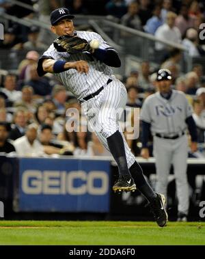 KEIN FILM, KEIN VIDEO, KEIN TV, KEIN DOKUMENTARFILM - New York Yankees dritter Baseman Alex Rodriguez wirft zur ersten Basis in der Zeit, um die Tampa Bay Rays' Willy Aybar im zweiten Inning im Yankee Stadium in New York City, NY, USA am 23. September 2010 zu bekommen. Die Strahlen stürzten die Yankees, 10-3. Foto von J. Conrad Williams Jr./Newsday/MCT/Cameleon/ABACAPRESS.COM Stockfoto