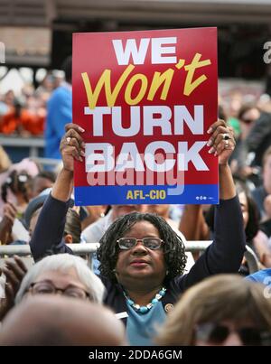 KEIN FILM, KEIN VIDEO, KEIN Fernsehen, KEIN DOKUMENTARFILM - die US-Rep. Gwen Moore, Demokratin aus Milwaukee, zeigt ihre Unterstützung für Präsident Barack Obama, als er am Montag, 6. September 2010, während eines Auftritts beim Laborfest auf dem Summerfest-Gelände, Montag, 6. September 2010, Milwaukee, Wisconsin besucht. Er forderte neue Investitionen in die Straßen, Eisenbahnen und Flughäfen des Landes, die mindestens 50 Milliarden Dollar kosten würden. Der Vorschlag ist Teil eines Pakets von gezielten Investitionen, die die Regierung in der Hoffnung angekündigt hat, die Wirtschaft vor den Wahlen im November anzukurbeln. Foto von Rick Wood/Milwaukee Journal gesendet Stockfoto