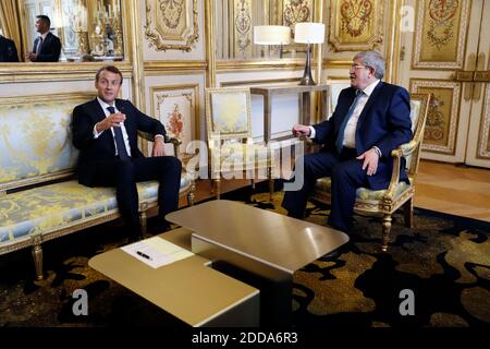 Der französische Präsident Emmanuel Macron und der algerische Premierminister Ahmed Ouyahia diskutieren im Elysee-Palast vor dem internationalen Libyenkongress in Paris, Frankreich, am 29. Mai 2018. Foto von EPA/Pool/ABACAPRESS.COM Stockfoto