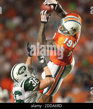 KEIN FILM, KEIN VIDEO, KEIN Fernsehen, KEINE DOKUMENTATION - Brandon Marshall, der breite Empfänger von Miami Dolphins, fängt diesen Pass an der sieben-Meter-Linie über New York Jets Sicherheit Jim Leonhard im dritten Viertel eines NFL-Spiels im Sun Life Stadium in Miami Gardens, FL, USA am 26. September, 2010. Foto von Joe Rimkus Jr./Miami Herald/MCT/Cameleon/ABACAPRESS.COM Stockfoto