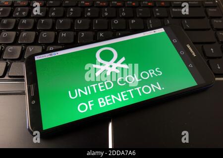 KONSKIE, POLEN - 21. Dezember 2019: Benetton Group Logo auf Handy angezeigt Stockfoto