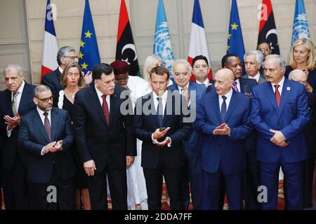 Khaled Mechri, Präsident des Hohen Staatsrates - Libyen, Fayez El Sarraj, Präsident des Präsidialrats der Nationalen Union des Staates Libyen, Emmanuel Macron, Präsident der Republik, Aguila Saleh, Präsident des Repräsentantenhauses von Tobruk und Marechal Khalifa Belqasim Haftar, Oberbefehlshaber der libyschen Nationalarmee, verkündeten ihre Zustimmung am Ende der Sitzung am 29. Mai 2018. Foto von Denis Allard/Pool/ABACAPRESS.COM Stockfoto