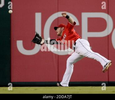 KEIN FILM, KEIN VIDEO, KEIN Fernsehen, KEINE DOKUMENTATION - Fans und Teamkollegen hielten den Atem an als Texas Rangers Mittelfeldspieler Josh Hamilton, der seit dem 4. September mit einer Rippenverletzung ausging, Am 1. Oktober 2010 jagte der Los Angeles Angels' Bobby Abreau im ersten Inning im Rangers Ballpark in Arlington, TX, USA, einen Fliegenball nach unten. Hamilton spielte in seinem ersten Spiel seit einem 4. September Rippenverletzung. Foto von Paul Moseley/Fort Worth Star-Telegram/MCT/Cameleon/ABACAPRESS.COM Stockfoto