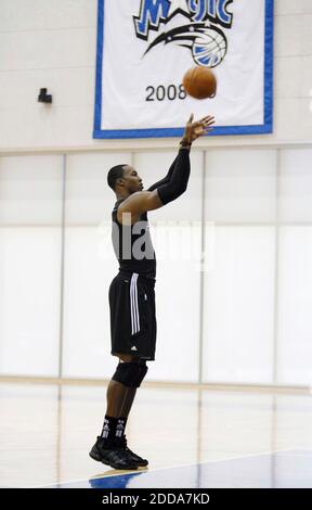 KEIN FILM, KEIN VIDEO, KEIN Fernsehen, KEINE DOKUMENTATION - Orlando Magic Center Dwight Howard übt am 1. Oktober 2010 beim Magic Trainingslager im neuen Amway Center in Orlando, FL, USA, Freiwürfe. Foto von Stephen M. Dowell/Orlando Sentinel/MCT/Cameleon/ABACAPRESS.COM Stockfoto