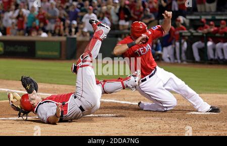 KEIN FILM, KEIN VIDEO, KEIN TV, KEINE DOKUMENTATION - Mitch Moreland von Texas Rangers, rechts, gleitet auf die Home Plate und schickt Los Angeles Angels Catcher Jeff Mathis ausbreitend, als er erfolgreich im neunten Inning im Rangers Ballpark in Arlington, TX, USA am 1. Oktober 2010 nach Hause stiehlt. Hamilton spielte in seinem ersten Spiel seit einem 4. September Rippenverletzung. Foto von Paul Moseley/Fort Worth Star-Telegram/MCT/Cameleon/ABACAPRESS.COM Stockfoto