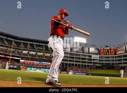 KEIN FILM, KEIN VIDEO, KEIN Fernsehen, KEINE DOKUMENTATION - Josh Hamilton von Texas Rangers geht nach seinem ersten AT-bat gegen die Los Angeles Angels im Rangers Ballpark in Arlington, TX, USA am 1. Oktober 2010 zum Dugout. Hamilton spielte in seinem ersten Spiel seit einem 4. September Rippenverletzung. Foto von Paul Moseley/Fort Worth Star-Telegram/MCT/Cameleon/ABACAPRESS.COM Stockfoto