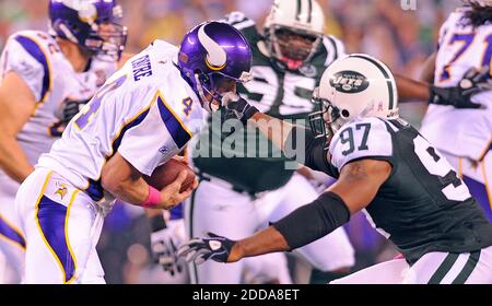 KEIN FILM, KEIN VIDEO, KEIN TV, KEIN DOKUMENTARFILM - New York Jets Calvin Pace ergreift die Facemaske des Minnesota Vikings Quarterback Brett Favre im 2. Quartal im New Meadowlands Stadium in East Rutherford, NJ, USA am 11. Oktober 2010. Foto von David Pokress/Newsday/MCT/Cameleon/ABACAPRESS.COM Stockfoto