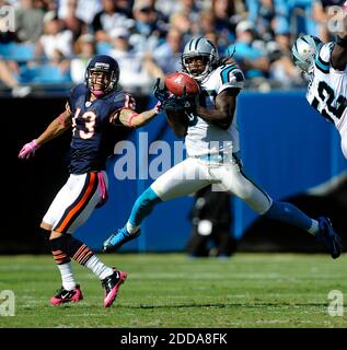 KEIN FILM, KEIN VIDEO, KEIN Fernsehen, KEINE DOKUMENTATION - Carolina Panthers' Charles Godfrey (30) fängt einen Pass für Chicago Bears' Johnny Knox (13) im 3. Quartal während des NFL American Football Spiels, Carolina Panthers gegen Chicago Bears im Bank of America Stadium in Charlotte, NC, ab. USA am 10. Oktober 2010. Foto von David T. Foster III/Charlotte Observer/MCT/Cameleon/ABACAPRESS.COM Stockfoto