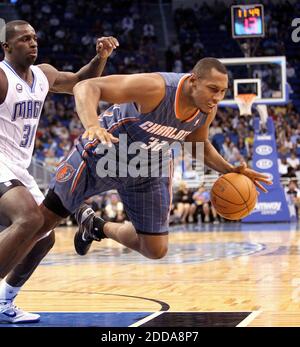 KEIN FILM, KEIN VIDEO, KEIN TV, KEIN DOKUMENTARFILM - Charlotte Bobcats Vorwärts Boris Diaw (32) wird von Orlando Magic Forward Brandon Bass (30) während der Vorsaison Aktion im Amway Center in Orlando, FL, USA am 14. Oktober 2010 gestartet und gefoutelt. Foto von Gary W. Green/Orlando Sentinel/MCT/Cameleon/ABACAPRESS.COM Stockfoto