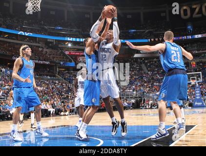 KEIN FILM, KEIN VIDEO, KEIN TV, KEIN DOKUMENTARFILM - Orlando Magic Center Dwight Howard schießt von der Farbe gegen Dallas Mavericks Center Tyson Chandler während der ersten Hälfte der NBA-Ausstellungsaktion in der Time Warner Cable Arena in Charlotte, NC, USA am 20. Oktober 2010. Die Bobcats besiegten die Hornets, 105-98. Foto von Jeff Siner/Charlotte Observer/MCT/ABACAPRESS.COM Stockfoto