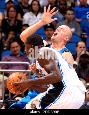 KEIN FILM, KEIN VIDEO, KEIN Fernsehen, KEINE DOKUMENTATION - Orlando Magic Forward Brandon Bass (30) lädt Dallas Mackericks Forward Brian Cardinal während der NBA-Ausstellungsaktion in der Time Warner Cable Arena in Charlotte, NC, USA am 20. Oktober 2010 ein. Die Bobcats besiegten die Hornets, 105-98. Foto von Jeff Siner/Charlotte Observer/MCT/ABACAPRESS.COM Stockfoto