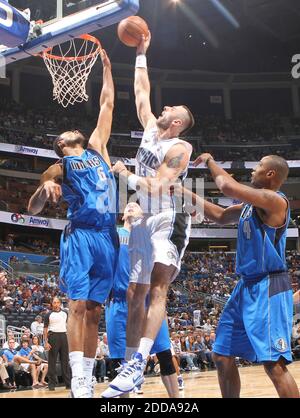 KEIN FILM, KEIN VIDEO, KEIN Fernsehen, KEINE DOKUMENTATION - Orlando Magic Center Marcin Gortat (13) dreht über Dallas Mavericks Center Tyson Chandler (6) während der ersten Hälfte der NBA-Ausstellungsaktion in der Time Warner Cable Arena in Charlotte, NC, USA am 20. Oktober 2010. Die Bobcats besiegten die Hornets, 105-98. Foto von Jeff Siner/Charlotte Observer/MCT/ABACAPRESS.COM Stockfoto