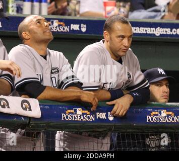 KEIN FILM, KEIN VIDEO, KEIN TV, KEINE DOKUMENTATION - New York Yankees Relief Pitcher Mariano Rivera, links, Shortstop Derek Jeter und Startpitcher Andy Pettitte, rechts, während MLB Baseball-Spiel, Texas Rangers gegen New York Yankees im Rangers Ballpark in Arlington, Texas, USA am 22. Oktober 2010. Texas Rangers gewann 6:1. Foto von Jenkins Ron/MCT/Cameleon/ABACAPRESS.COM Stockfoto