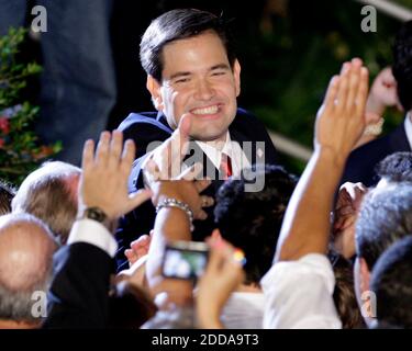 KEIN FILM, KEIN VIDEO, KEIN Fernsehen, KEINE DOKUMENTATION - Florida Republikanischen US-Senat Nominee Marco Rubio, Tee-Party unterstützt, feiert mit seiner Familie nach dem Sieg der Wahl, Dienstag, 2. November 2010, in Coral Gables, Florida. Foto von Al Diaz/Miami Herald/MCT/ABACAPRESS.COM Stockfoto