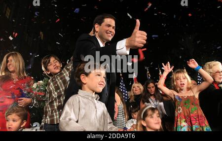 KEIN FILM, KEIN VIDEO, KEIN Fernsehen, KEINE DOKUMENTATION - Florida Republikanischen US-Senat Nominee Marco Rubio, Tee-Party unterstützt, feiert mit seiner Familie nach dem Sieg der Wahl, Dienstag, 2. November 2010, in Coral Gables, Florida. Foto von Mike Stocker/Sun Sentinel/MCT/ABACAPRESS.COM Stockfoto