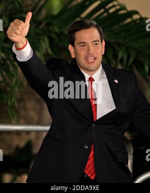 KEIN FILM, KEIN VIDEO, KEIN Fernsehen, KEINE DOKUMENTATION - Florida Republikanischen US-Senat Nominee Marco Rubio, Tee-Party unterstützt, feiert mit seiner Familie nach dem Sieg der Wahl, Dienstag, 2. November 2010, in Coral Gables, Florida. Foto von Al Diaz/Miami Herald/MCT/ABACAPRESS.COM Stockfoto