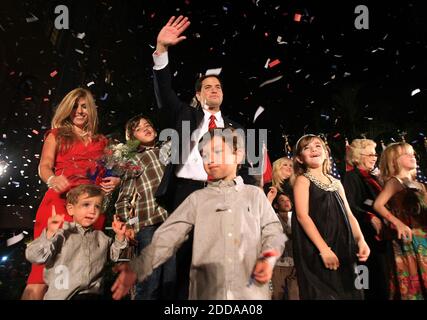 KEIN FILM, KEIN VIDEO, KEIN Fernsehen, KEINE DOKUMENTATION - Florida Republikanischen US-Senat Nominee Marco Rubio, Tee-Party unterstützt, feiert mit seiner Familie nach dem Sieg der Wahl, Dienstag, 2. November 2010, in Coral Gables, Florida. Foto von Mike Stocker/Sun Sentinel/MCT/ABACAPRESS.COM Stockfoto