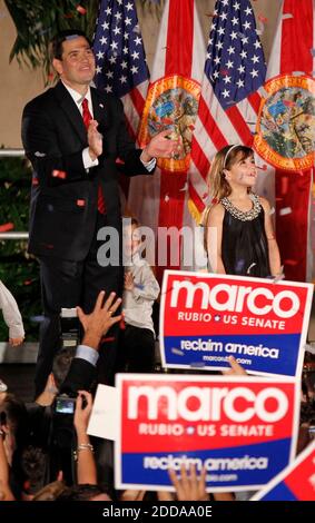 KEIN FILM, KEIN VIDEO, KEIN Fernsehen, KEINE DOKUMENTATION - Florida Republikanischen US-Senat Nominee Marco Rubio, Tee-Party unterstützt, feiert mit seiner Familie nach dem Sieg der Wahl, Dienstag, 2. November 2010, in Coral Gables, Florida. Foto von Al Diaz/Miami Herald/MCT/ABACAPRESS.COM Stockfoto