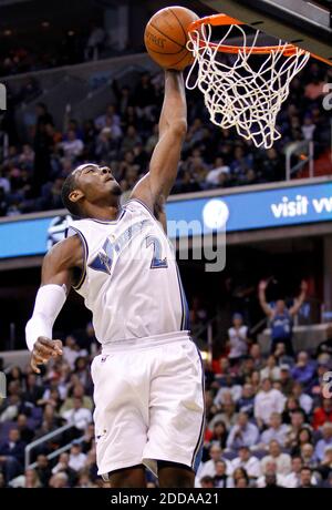 KEIN FILM, KEIN VIDEO, KEIN Fernsehen, KEIN DOKUMENTARFILM - Washington Wizards Guard John Wall geht für einen Dunk im dritten Quartal gegen die Philadelphia 76ers im Verizon Center in Washington, DC, USA am 2. November 2010. Die Zauberer besiegten die Sixers, 116-115. Foto von Harry E. Walker/MCT/ABACAPRESS.COM Stockfoto