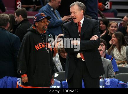 KEIN FILM, KEIN VIDEO, KEIN TV, KEIN DOKUMENTARFILM - Cheftrainer Mike D'Antoni, rechts, von den New York Knicks spricht mit dem Filmregisseur Spike Lee vor der Aktion gegen die Portland Trail Blazers im Madison Square Garden in New York City, NY, USA am 30. Oktober 2010. Foto von Jim McIsaac/Newsday/MCT/ABACAPRESS.COM Stockfoto