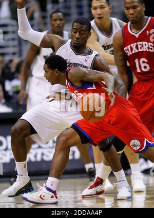 KEIN FILM, KEIN VIDEO, KEIN Fernsehen, KEIN DOKUMENTARFILM - der Wache der Washington Wizards, John Wall, verteidigt am 2. November 2010 im Verizon Center in Washington, DC, USA, den Louis Williams der Phialdelphia 76ers. Die Zauberer besiegten die Sixers, 116-115. Foto von Harry E. Walker/MCT/ABACAPRESS.COM Stockfoto