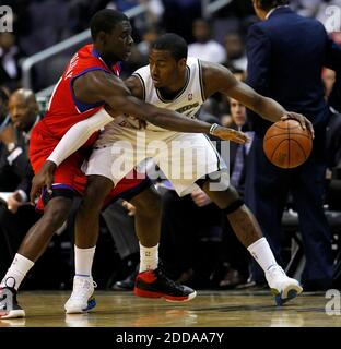 KEIN FILM, KEIN VIDEO, KEIN Fernsehen, KEIN DOKUMENTARFILM - Philadelphia 76ers Wache Jrue Holiday, links, verteidigt Washington Wizards Wache John Wall während der Aktion im ersten Quartal im Verizon Center in Washington, DC, USA am 2. November 2010. Die Zauberer besiegten die Sixers, 116-115. Foto von Harry E. Walker/MCT/ABACAPRESS.COM Stockfoto