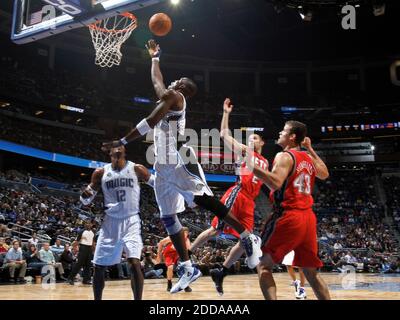 KEIN FILM, KEIN VIDEO, KEIN Fernsehen, KEIN DOKUMENTARFILM - Mickael Pierus (20) von Orlando Magic fährt am 5. November 2010 zum Basekt, während der Magic 105-90 den New Jersey Nets im Amway Center in Orlando, FL, USA, überwand. Foto von Gary W. Green/Orlando Sentinel/MCT/ABACAPRESS.COM Stockfoto