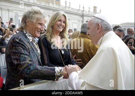 Rockstar Rod Stewart und seine Frau Penny Lancaster erhalten am Ende der wöchentlichen Generalaudienz am 23. Mai 2018 in der Vatikanstadt einen Gruß von Papst Franziskus auf dem Petersplatz. Der 73-Jährige trug ein blumiges Hemd und eine Jacke, als er und Penny, 47, sich einer wöchentlichen Generalaudienz mit dem Oberhaupt der katholischen Kirche anschlossen. Foto von ABACAPRESS.COM Stockfoto