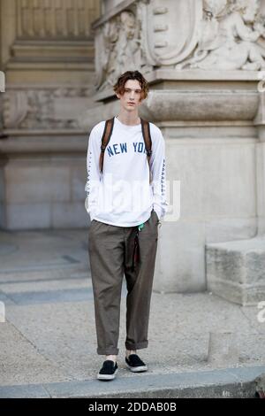 Street style, model after Cerruti 1881 Spring-Summer 2019 Menswear Show Held at Grand Palais, in Paris, France, on June 22, 2018. Foto von Marie-Paola Bertrand-Hillion/ABACAPRESS.COM Stockfoto