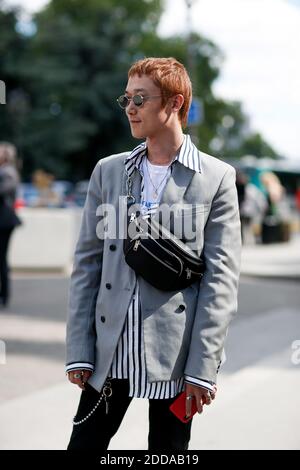 Street style, Ankunft in Cerruti 1881 Frühjahr-Sommer 2019 Herrenmode-Show im Grand Palais, in Paris, Frankreich, am 22. Juni 2018 statt. Foto von Marie-Paola Bertrand-Hillion/ABACAPRESS.COM Stockfoto