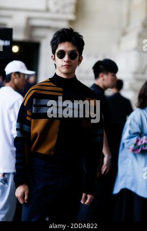 Street style, Ankunft in Cerruti 1881 Frühjahr-Sommer 2019 Herrenmode-Show im Grand Palais, in Paris, Frankreich, am 22. Juni 2018 statt. Foto von Marie-Paola Bertrand-Hillion/ABACAPRESS.COM Stockfoto