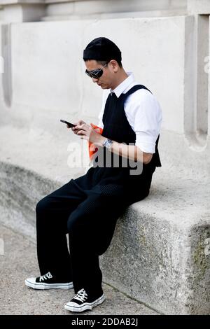 Street style, Ankunft in Cerruti 1881 Frühjahr-Sommer 2019 Herrenmode-Show im Grand Palais, in Paris, Frankreich, am 22. Juni 2018 statt. Foto von Marie-Paola Bertrand-Hillion/ABACAPRESS.COM Stockfoto