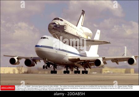 KEIN FILM, KEIN VIDEO, KEIN TV, KEIN DOKUMENTARFILM - © KRT/ABACA. 25040-1. Kennedy Space Center-FL-USA, 02/2001. Der Orbiter Columbia, thront auf einer modifizierten 747, berührt unten im Kennedy Space Center, Florida, im Februar 2001. Columbia verbrachte 17 Monate in Kalifornien, in denen umfangreiche Wartungsarbeiten durchgeführt wurden Stockfoto