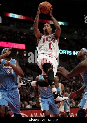 KEIN FILM, KEIN VIDEO, KEIN TV, KEINE DOKUMENTATION - Chicago Bulls Point Guard Derrick Rose (1) fährt in den Korb vorbei an Denver Nuggets Point Guard Ty Lawson (3) und Denver Nuggets Center Melvin Ely (34) im vierten Quartal ihres Spiels während des NBA Basketball-Spiels, Chicago Bulls gegen Denver Nuggets im United Center in Chicago, IL, USA am 8. November 2010. Die Bulls gewannen 94-92. Foto von Nuccio DiNuzzo/Chicago Tribune/MCTABACAPRESS.COM Stockfoto