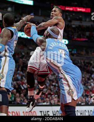 KEIN FILM, KEIN VIDEO, KEIN TV, KEIN DOKUMENTARFILM - Chicago Bulls Point Guard Derrick Rose (1) wird von Denver Nuggets Shooting Guard J.R. herausgefordert Smith (5) und Denver Nuggets machen Al Harrington (7) im vierten Viertel ihres Spiels während des NBA-Basketballspiels, Chicago Bulls gegen Denver Nuggets im United Center in Chicago, IL, USA am 8. November 2010. Die Bulls gewannen 94-92. Foto von Nuccio DiNuzzo/Chicago Tribune/MCTABACAPRESS.COM Stockfoto